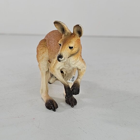 Schleich Kangaroo Mom With Joey Figurine #14756 - Picture 2 of 10